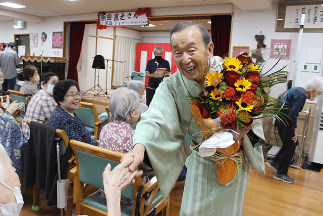 民謡歌手の原田直之さん!高齢者施設訪問 今年度2度目の民謡・歌謡ショー