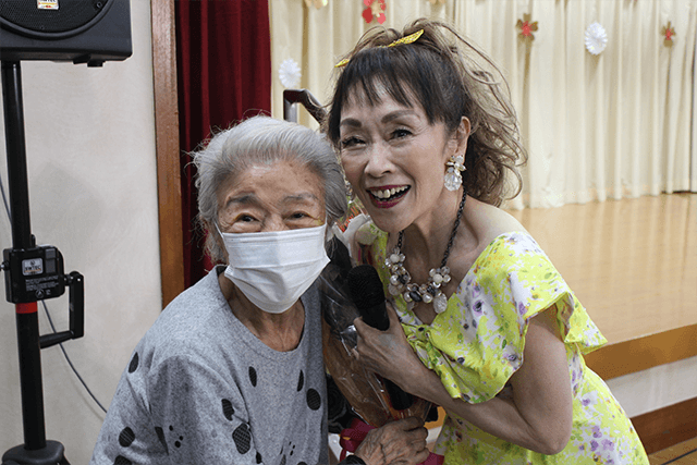 歌手の伊藤咲子さん！高齢者施設訪問 歌謡ショー