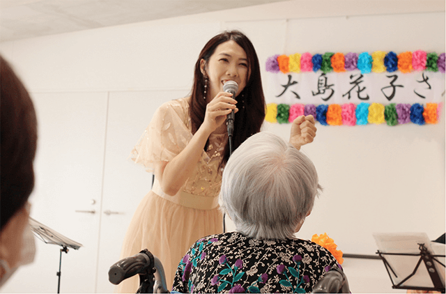 歌手の大島花子さん! 高齢者施設訪問 今年度2度目の歌謡ショー