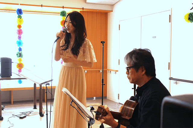 歌手の大島花子さん! 高齢者施設訪問 今年度2度目の歌謡ショー