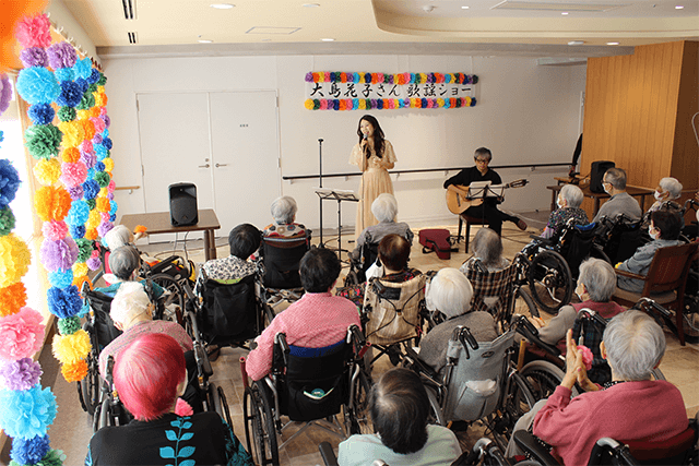歌手の大島花子さん! 高齢者施設訪問 今年度2度目の歌謡ショー