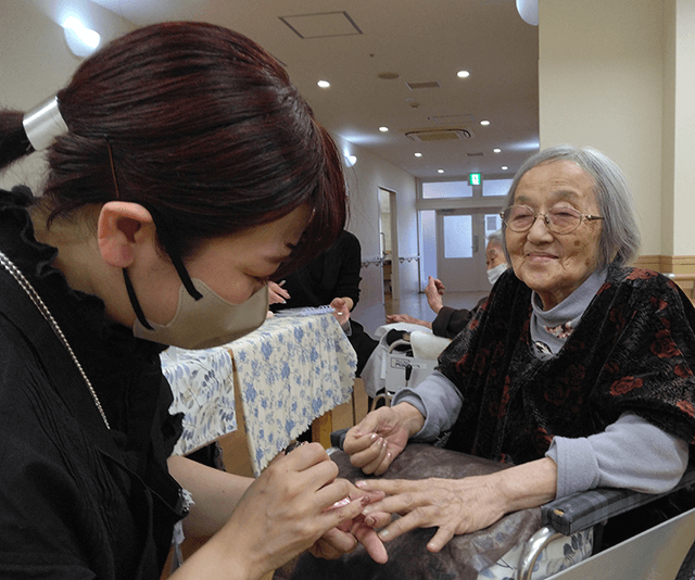 ～11月実施～　高齢者施設への美容レクリエーション