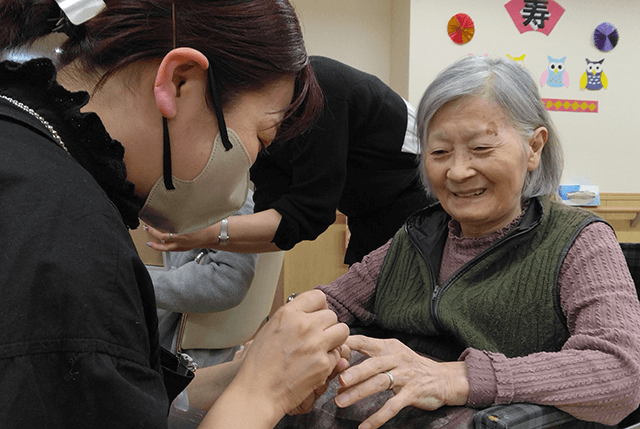 ～11月実施～　高齢者施設への美容レクリエーション