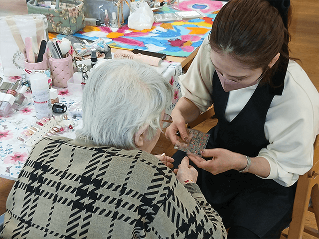～11月実施～　高齢者施設への美容レクリエーション