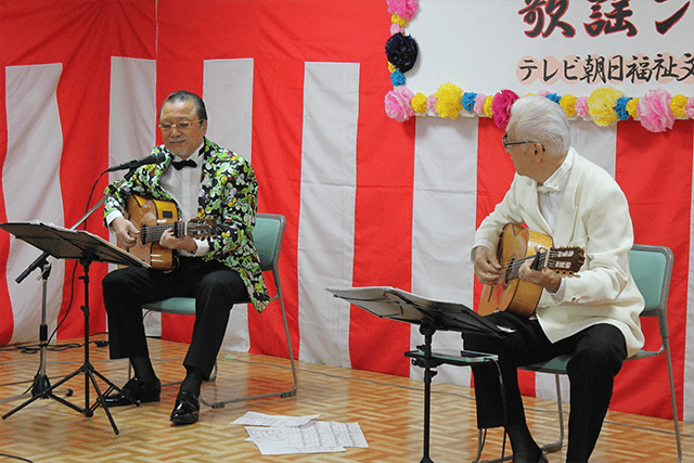 歌手：佳山明生　　ギタリスト：斉藤功