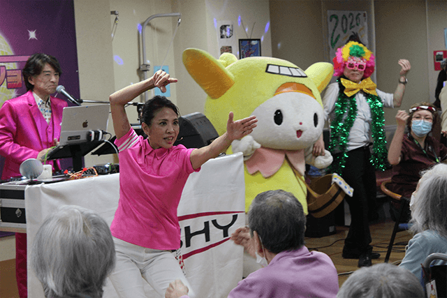 大田区公式PRキャラクター「はねぴょん」（後列右から３番目）