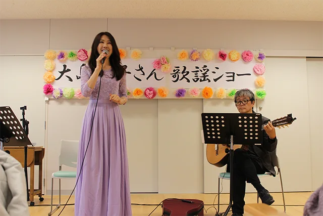 歌手の大島花子さん！高齢者施設訪問　歌謡ショー