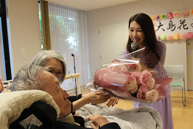 歌手の大島花子さん!高齢者施設訪問 歌謡ショー