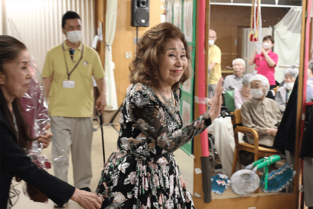歌手・大津美子さん、高齢者施設で歌謡ショー