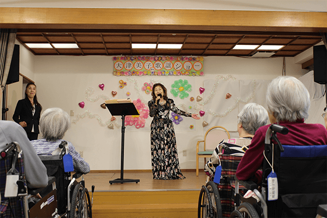 歌手・大津美子さん、高齢者施設で歌謡ショー