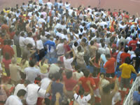 一斉に湧き上がる観衆!