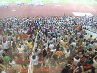 一斉に湧き上がる観衆!