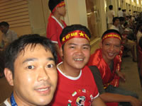 喜ぶベトナムサポーター