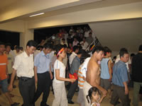 満足そうに引き上げるベトナムサポーター