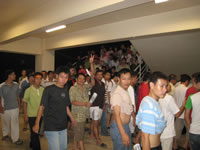 満足そうに引き上げるベトナムサポーター