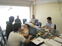 中継班の控え室