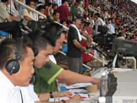 試合直前の放送席