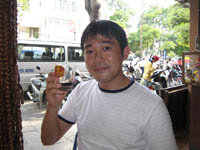 コーヒーを手に