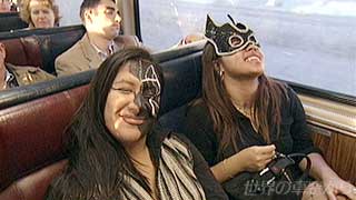 ハロウィーンのパーティーに向かう乗客