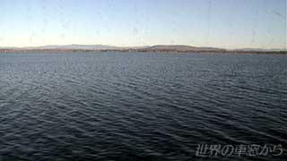 車窓には湖が広がる