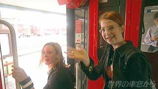 アットナング・プッフハイム駅で下車する学生さん