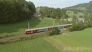 緑の大地を走る列車