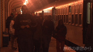 $B%V%+%l%9%H1X$N%[!<%`$G2<<V$9$k>h5R$?$A(B