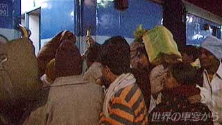 花嫁を見送る人々
