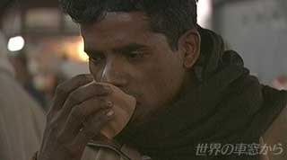 チャイを飲む男性