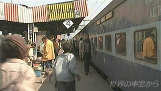 駅のホームの穏やかな様子