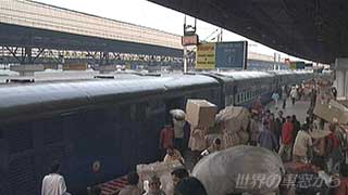 特急列車に乗車している人たち