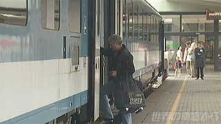 $B%H%j%(%9%FCf1{1X$G>h<V$9$kN99T<T(B