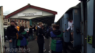 $B%0%l%$%^%&%91X$G2YJ*$r2<$m$9N99T<T$?$A(B