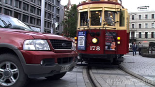 $B<V$KF;$rK8$2$i$l$?%H%i%`(B