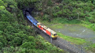 $B%i%&%j%`!&%9%Q%$%i%k$N%H%s%M%k$rH4$1$k%*!<%P!<%i%s%@!<(B