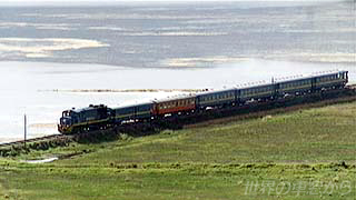 チチカカ湖畔を走る列車