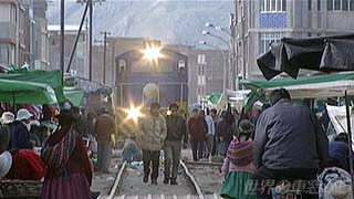 市場にせまる列車