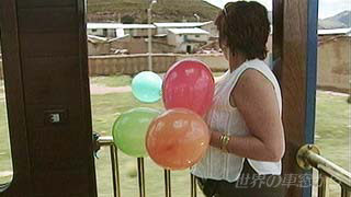 デッキから風船を渡す婦人