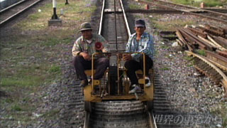 $BE@8!MQ>.7?Ns<V$K>h$k(B2$B?M(B