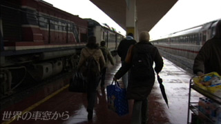 チュニス駅のホームにて
