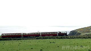 アイリッシュ海沿いを走る列車