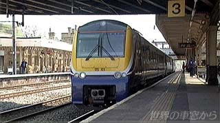 ランカスター駅を出発する列車