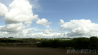雨が上がり青空が広がる車窓