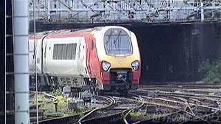 バーミンガム・ニューストリート駅に到着する列車